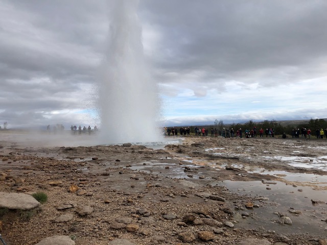 Geysir skjuter vatten högt upp i luften