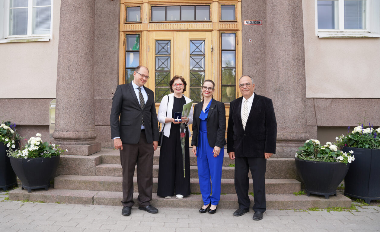 Gruppfoto framför stadshuset. 