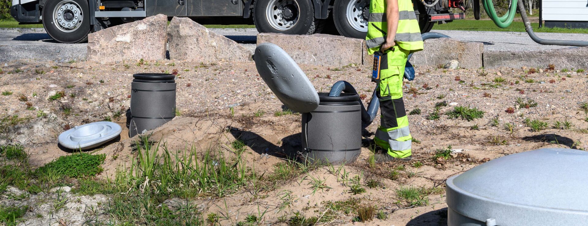 En slamtransportbil tömmer slambrunnar.